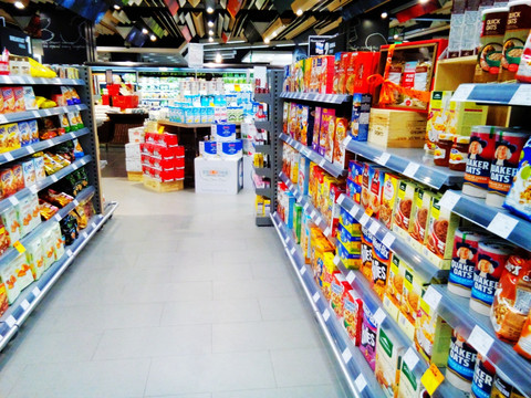 日用百货的多元购物场景 卖场、进口商店与日常消费